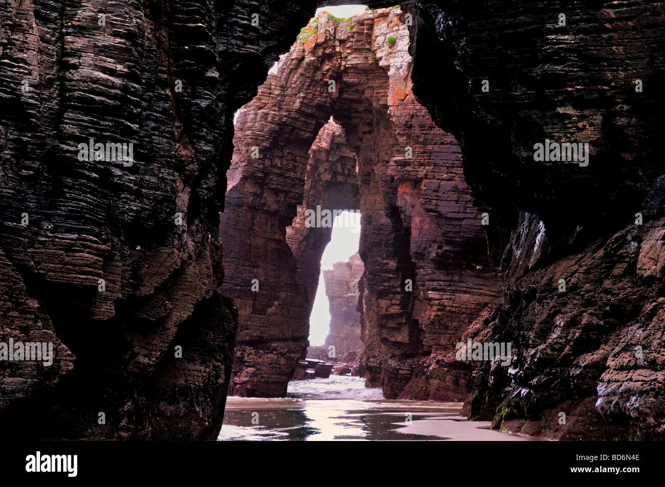 Spanien, Galicien: Höhlen und Bögen am Strand "Praia als Catedrais aufsuchen" bei Ebbe Stockfoto