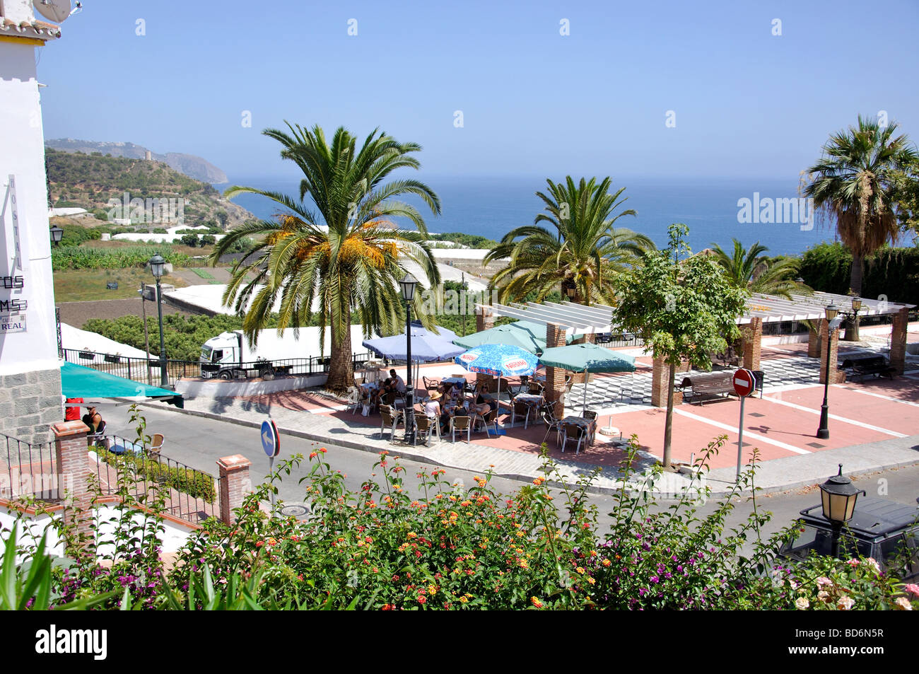 Blick auf Dorf und Küste, Maro, Costa Del Sol, Provinz Malaga, Andalusien, Spanien Stockfoto