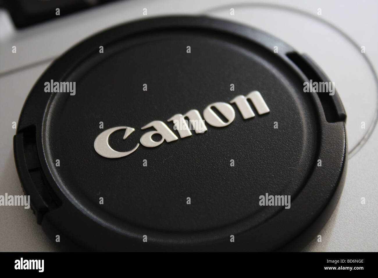 Eine Nahaufnahme von einem Canon-Objektiv-Vorderdeckel Stockfoto