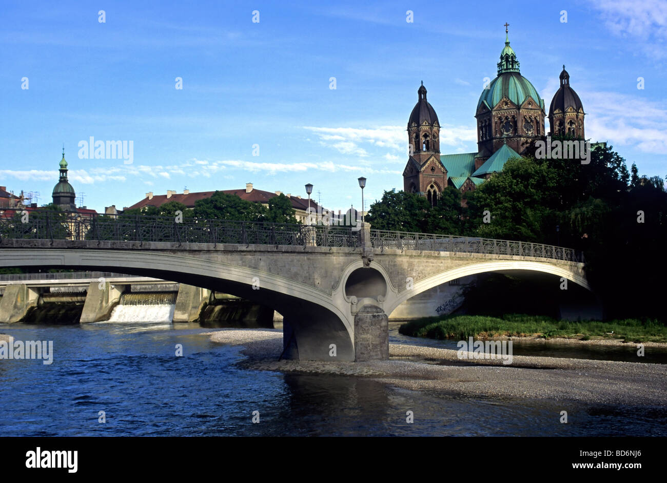 Kabesteg Fußgängerbrücke St. Lucas Kirche Isarauen München Stockfoto