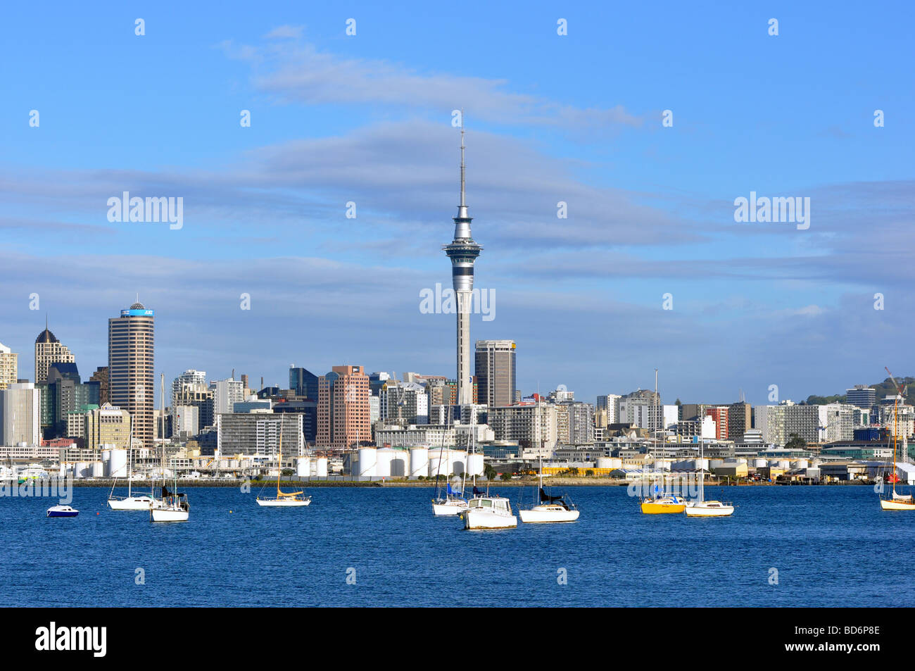 Die Stadt Auckland und Sky Tower von northcote Punkt mit angelegten Sportboote im Vordergrund. Stockfoto