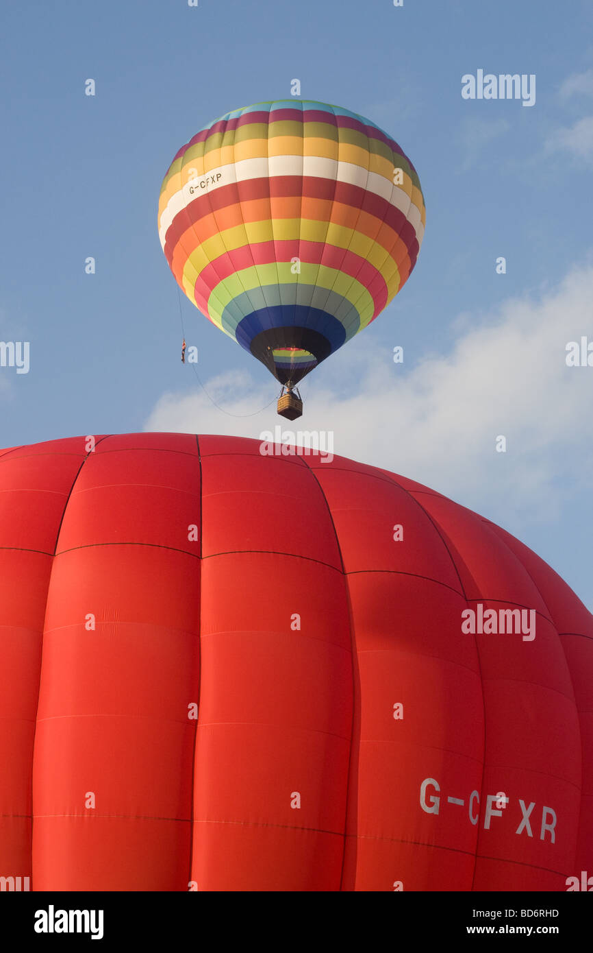 Bristol Hot-Air Balloon Fiesta 2009 früh morgens Abflug von einem roten und einem bunten Ballon Stockfoto