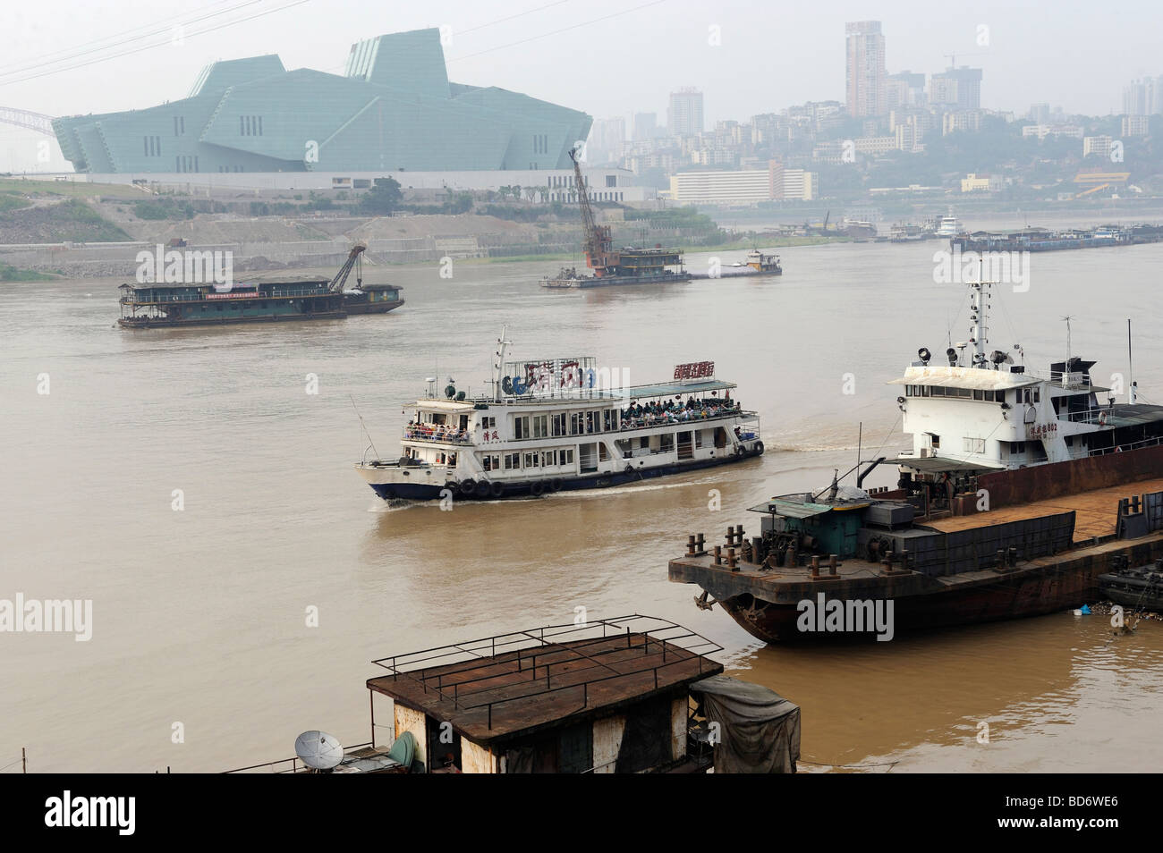 Chongqing Grand Theater nahe Jialing Fluss in Chongqing, China. 2. August 2009 Stockfoto