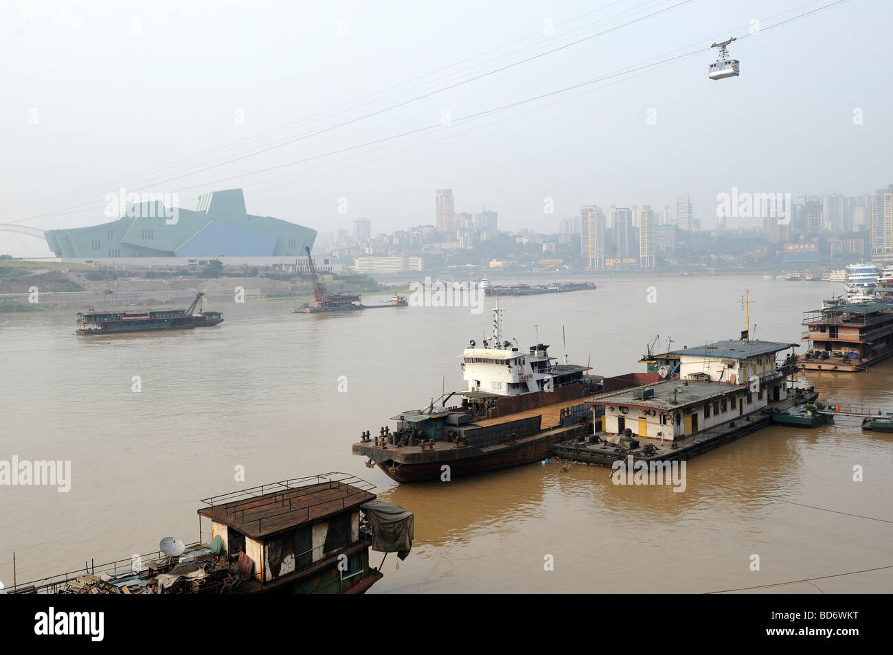 Chongqing Grand Theater nahe Jialing Fluss in Chongqing, China. 2. August 2009 Stockfoto