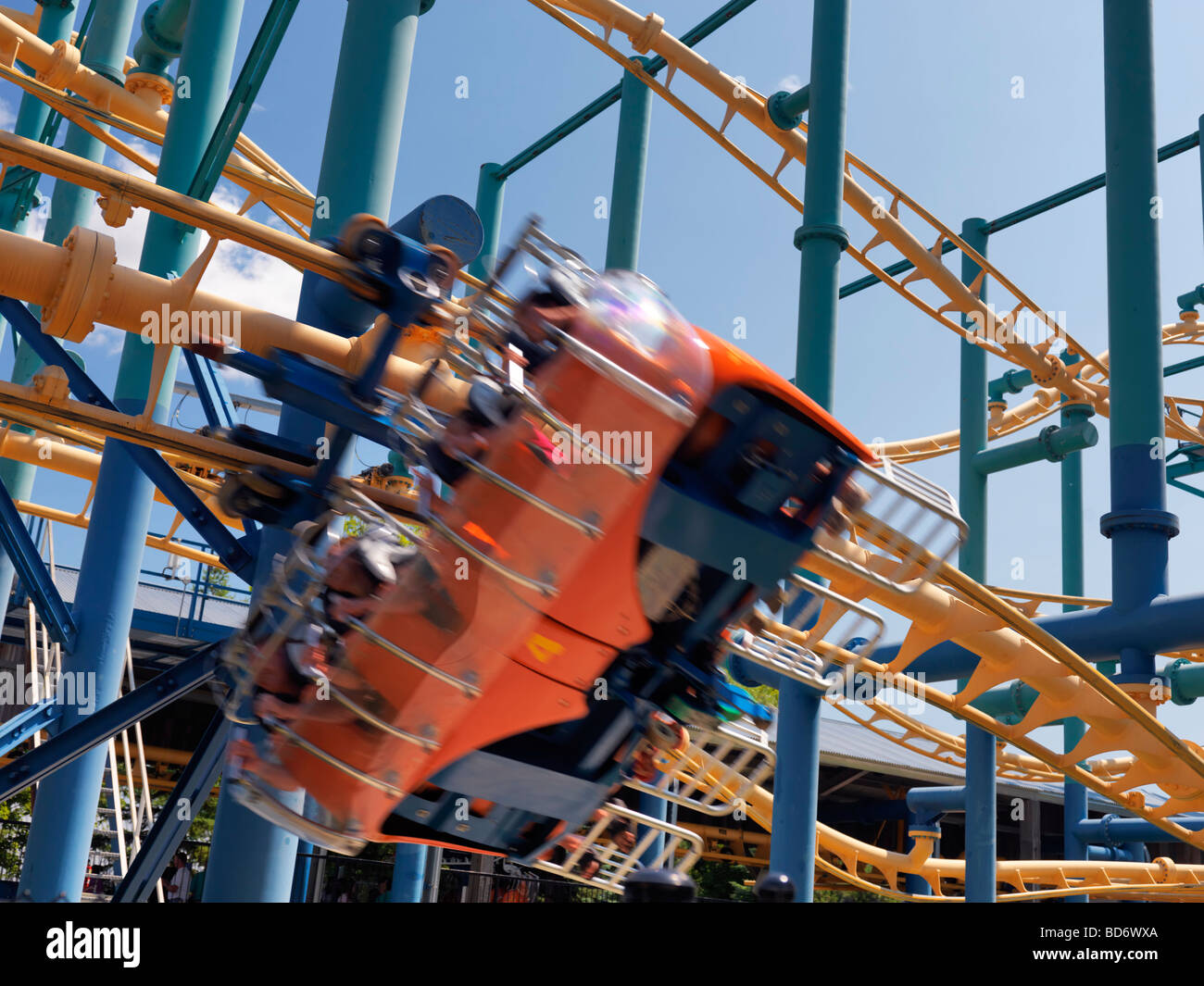 Time Warp-Achterbahn in Kanadas Wunderland Freizeitpark Stockfoto