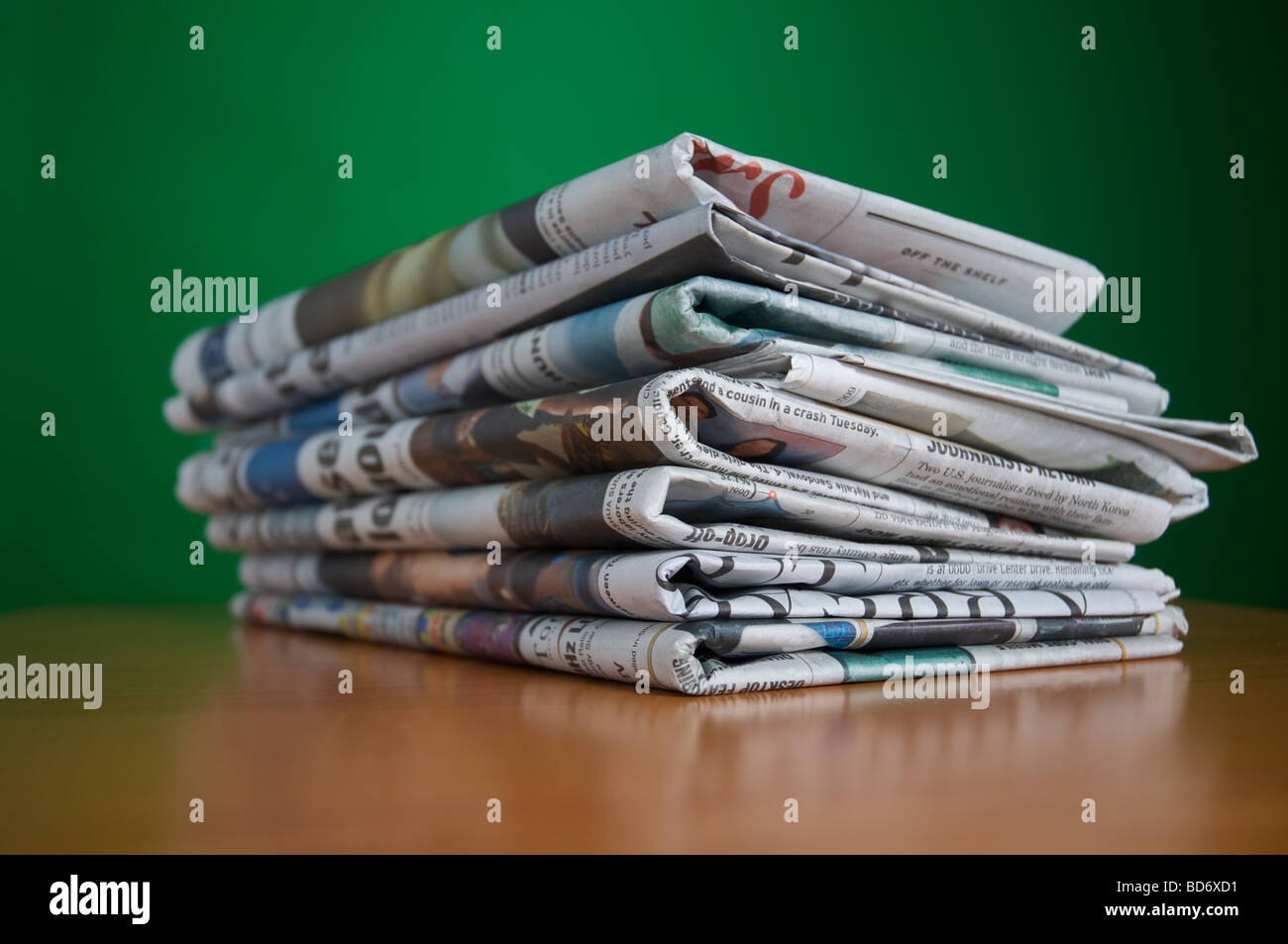 Stapeln von Lektüre und Forschung Zeitung eine altmodische Art und Weise des Verzehrs von Nachrichten des Tages Stockfoto