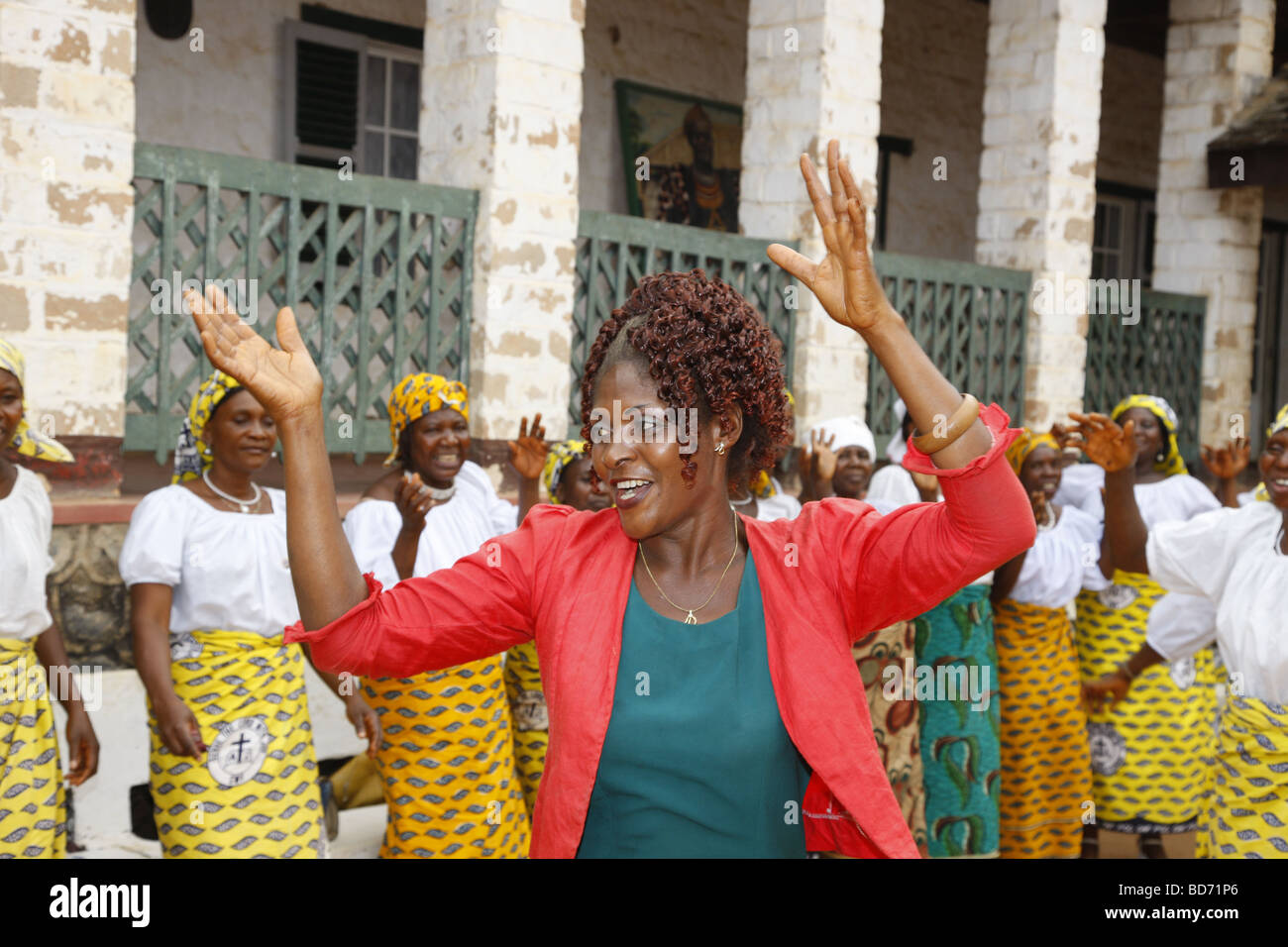 Frau tanzt mit einer Kirche Frauengruppe, Chef Gehöft von Fon, Bafut, West-Kamerun, Kamerun, Afrika Stockfoto