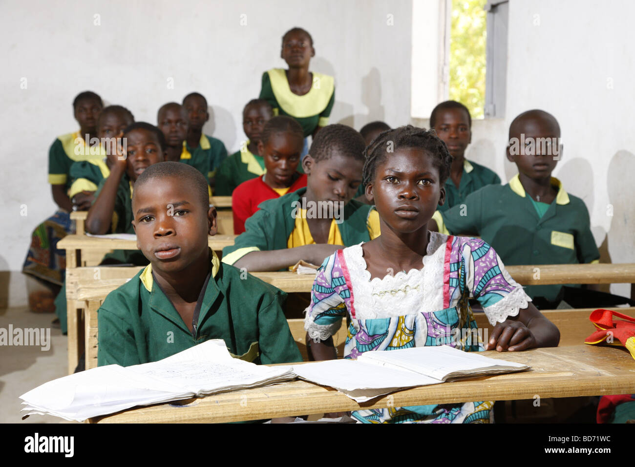 Mädchen ohne Uniformen mit Klassenkameraden in Uniform, während der Lektionen, Mora, Kamerun, Afrika Stockfoto