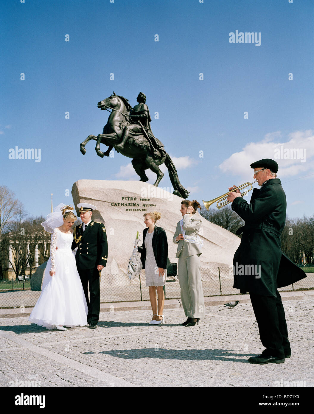 Ein neu verheiratetes Paar hören eine Trompete Serenade an der eherne Reiter Statue in St. Petersburg, Russland. Stockfoto