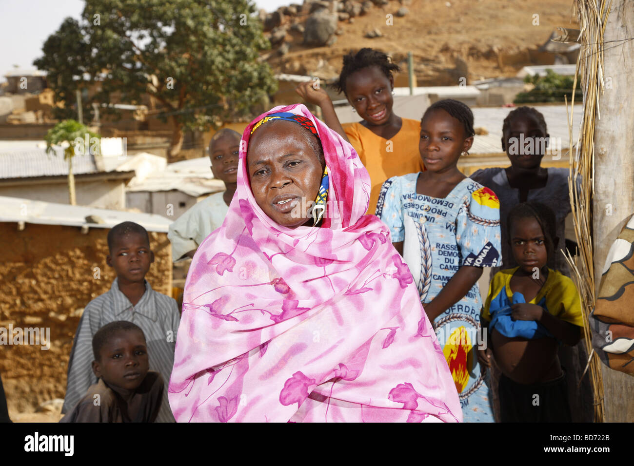 Bürgermeister Fanda Vongo vor Kindern, Maroua, Kamerun, Afrika Stockfoto