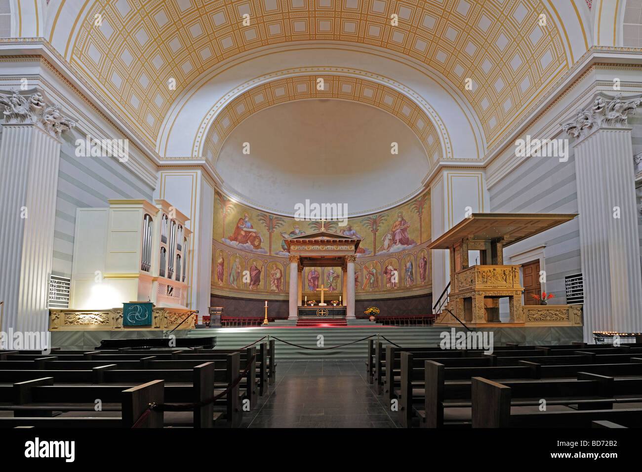 Innenansicht mit Altar der Kirche Nikolaikirche in Potsdam, Brandenburg