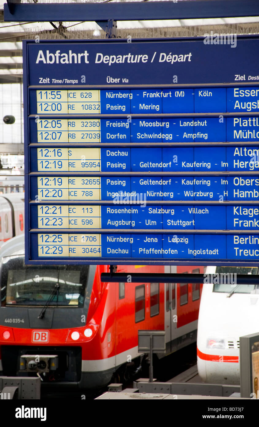 München, Bayern, Deutschland. München Hauptbahnhof / München Hauptbahnhof. Abfahrtstafel Stockfoto