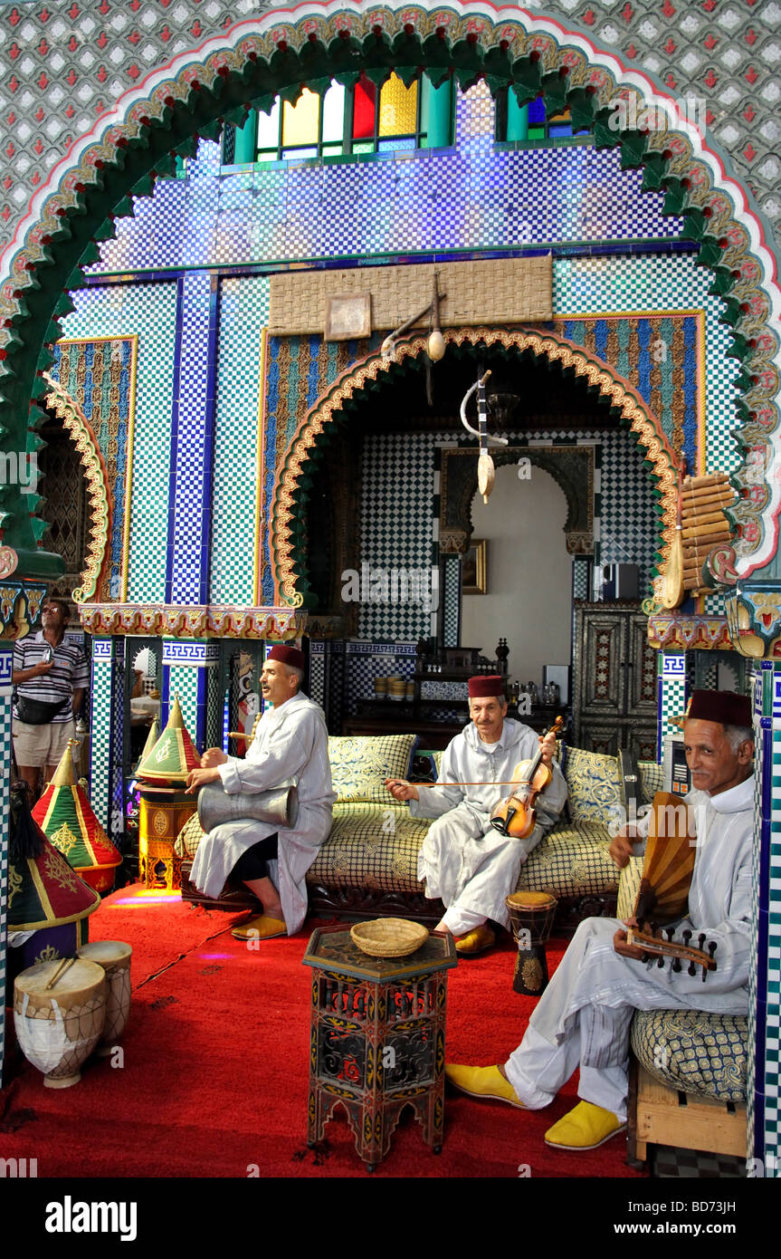 Traditionelle Musiker spielen im Marhaba Palace Restaurant, Rue De La Kasbah, Medina, Tanger, Tanger-Tétouan Region, Marokko Stockfoto