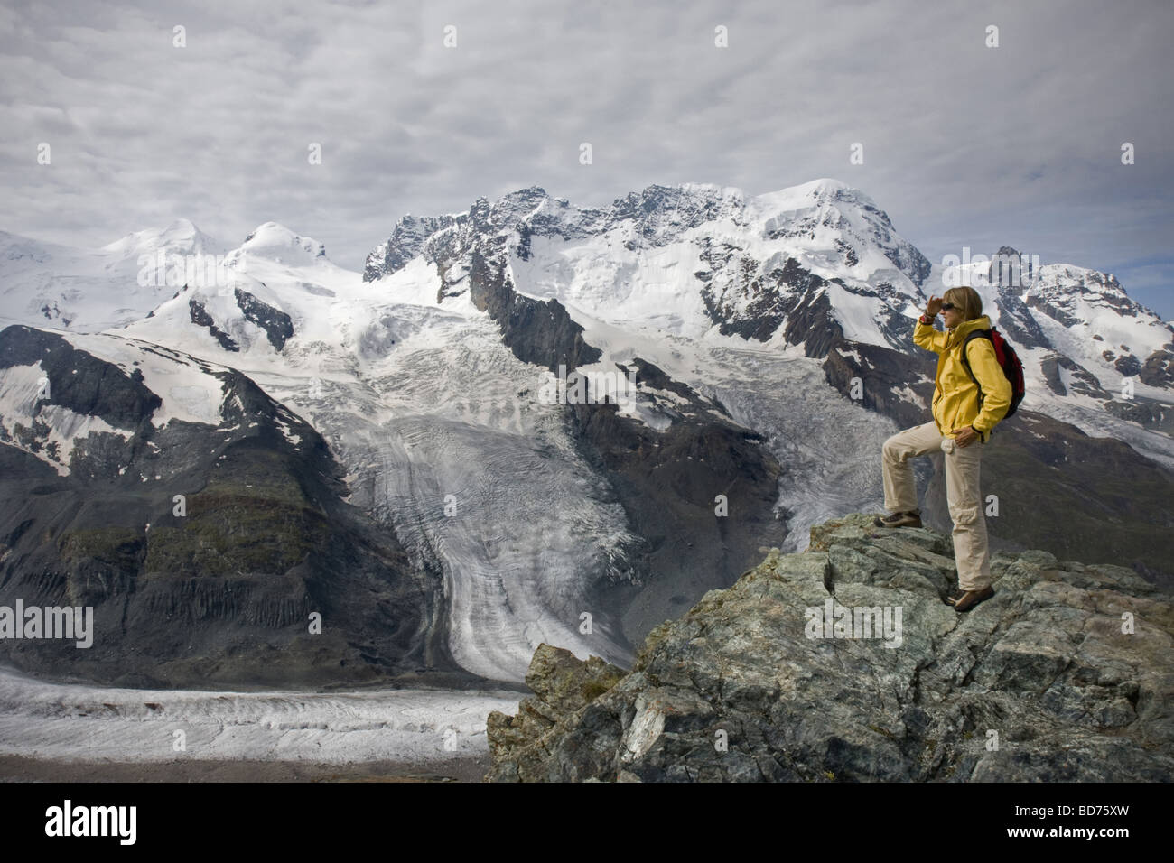 Junge Frau in Gornetgrat Gletscher der Schweiz Stockfoto