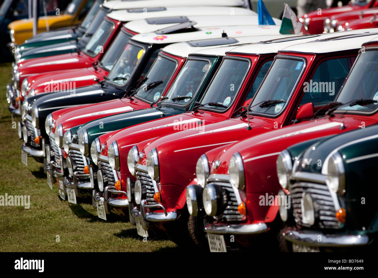 Eine Reihe von Mini Cooper Autos an den 50. Jahrestag Rallye markiert die Geburt des Mini, Birmingham, England, UK Stockfoto