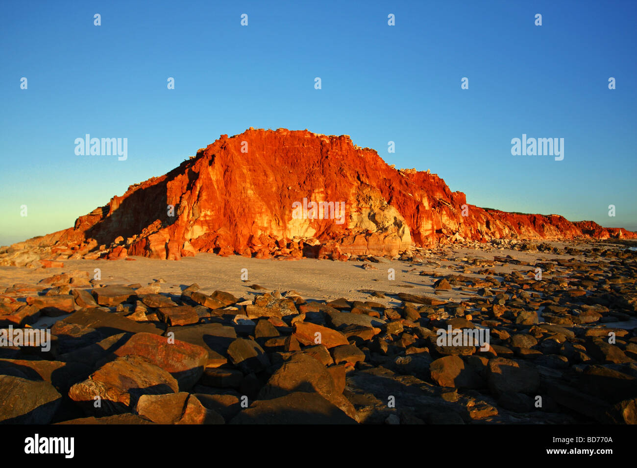 Roten Felsen Formationen am Strand von Cape Leveque Nationalpark. Broome. Western Australia. Stockfoto