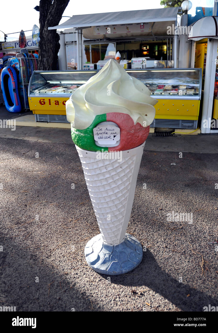 riesige Eis-Display, das eigentlich ein Lagerplatz ist Stockfoto