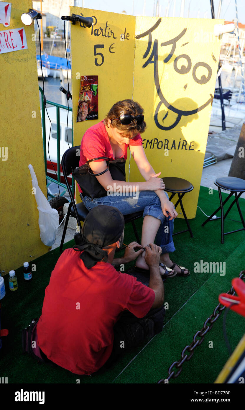 Tattoo-Künstler temporäre Tätowierungen Stall im Hafenseite Ile de Re Stockfoto