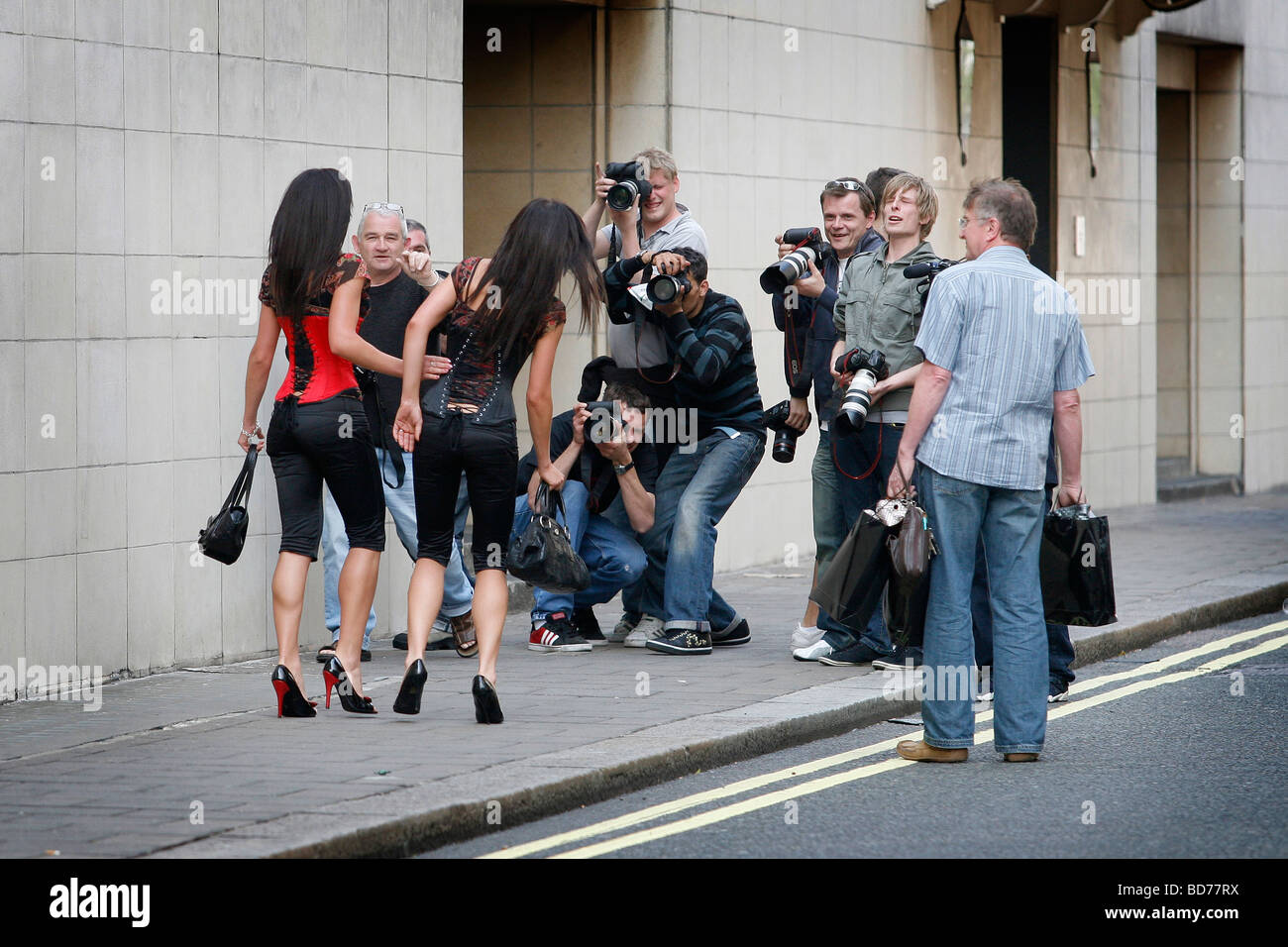 Popstars die frechen Mädchen sind Mitglieder des Londoner Paparazzi vor dem Dorchester Hotel in einen Hinterhalt. Stockfoto