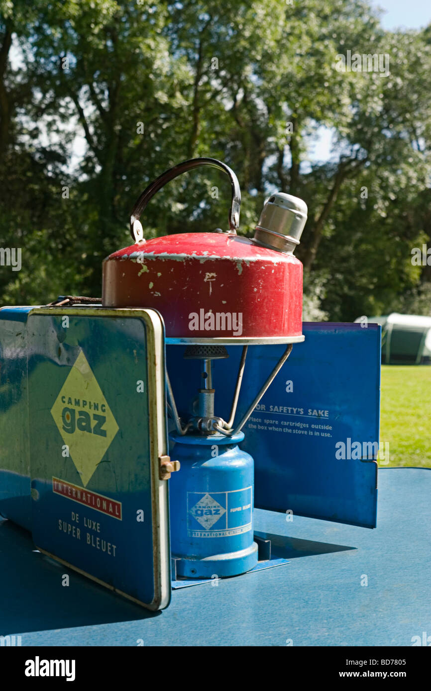 Roten Wasserkocher Kochen auf Gas camping Kocher Stockfoto