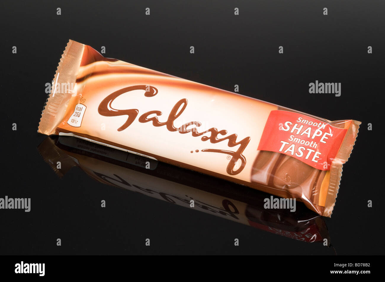 Galaxy-Schokoriegel auf schwarzem Hintergrund im Studio gedreht Stockfoto