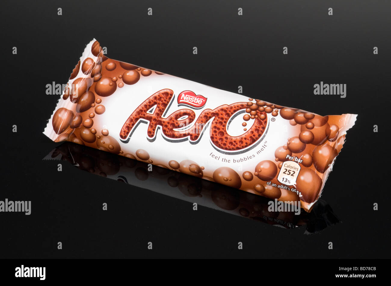 Nestle Aero Schokoriegel auf schwarzem Hintergrund-Aufnahme im Studio Stockfoto