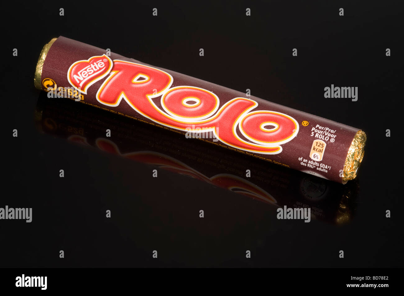 Nestle Schokoriegel Rolo auf schwarzem Hintergrund-Aufnahme im Studio Stockfoto