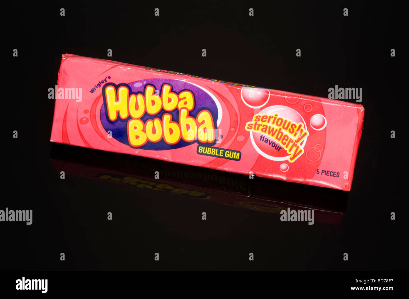 Hubba Bubba Kaugummi auf schwarzem Hintergrund im Studio gedreht Stockfoto