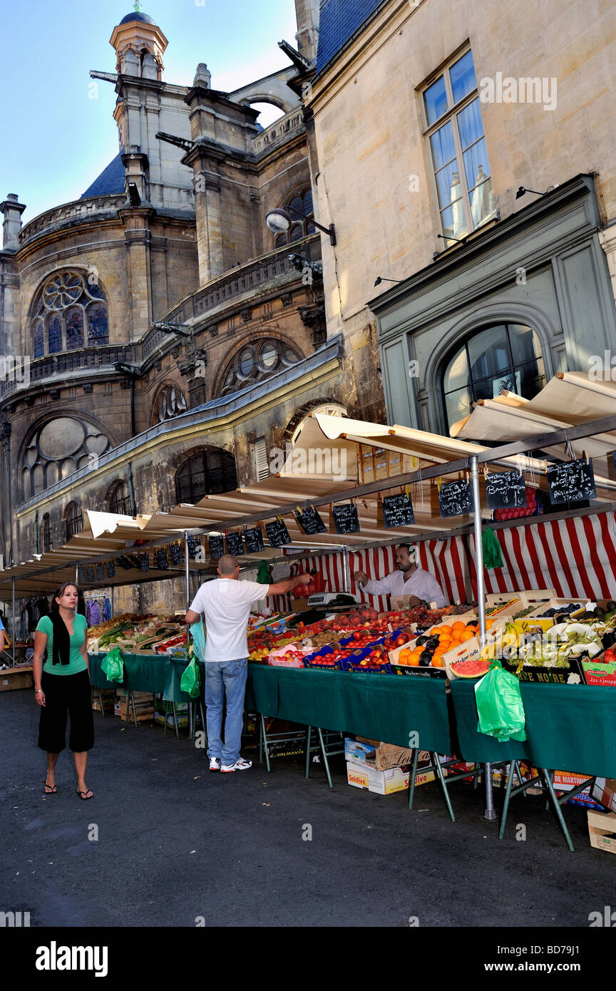 Paris Street, France, Shopping Frau in öffentlichen Lebensmittelmarkt in Les Halles "Eglise St-Eustache" im Hintergrund, Straßenhändler Stockfoto