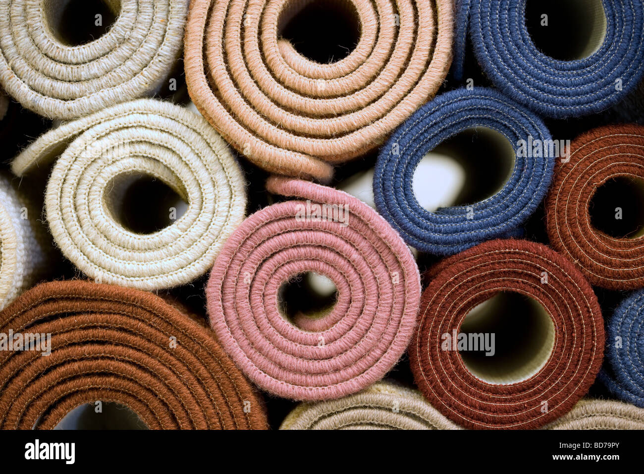 Rollen des Teppichs in einer Lagerhalle Stockfoto