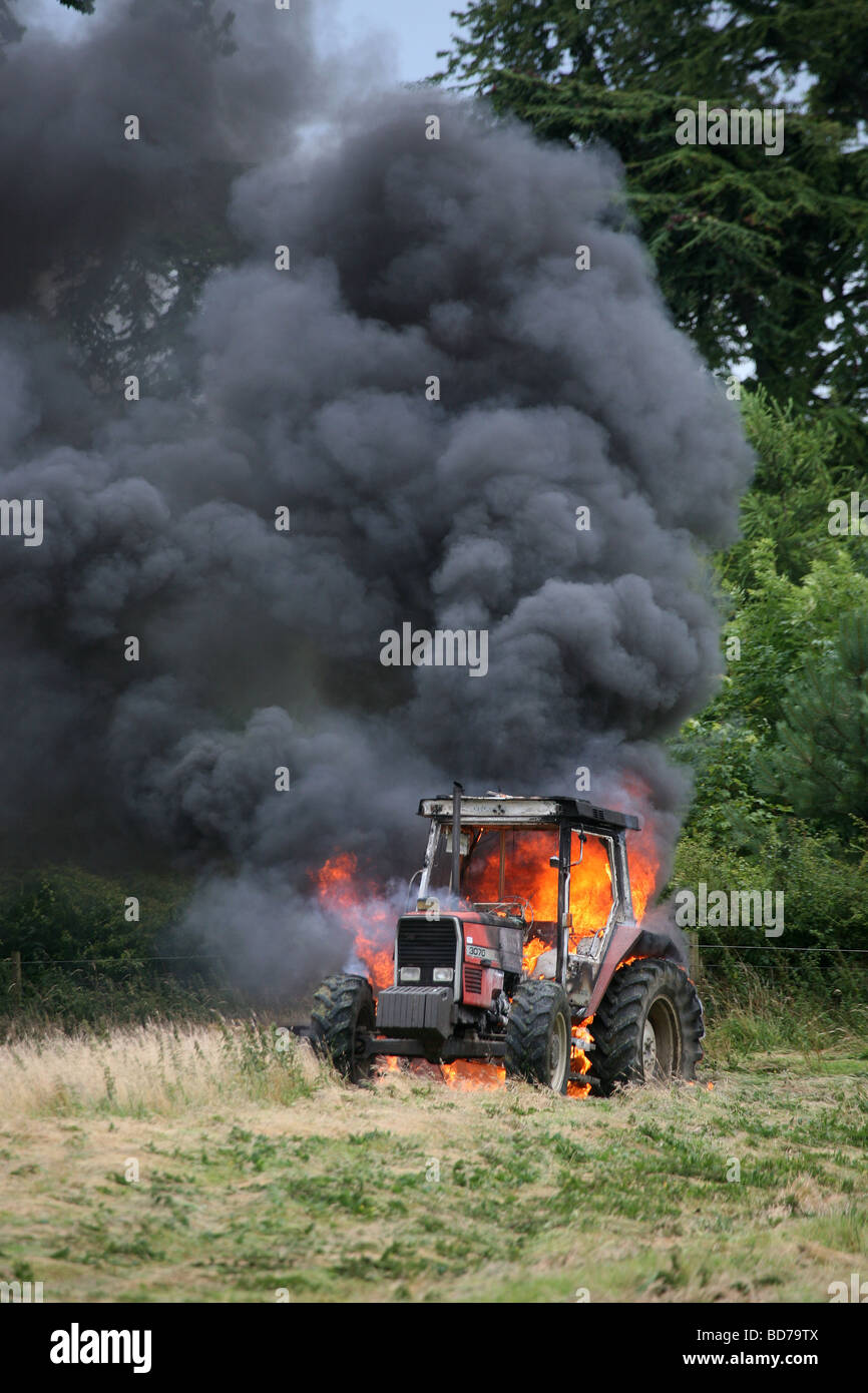 Bauernhof Traktor in Brand Stockfoto