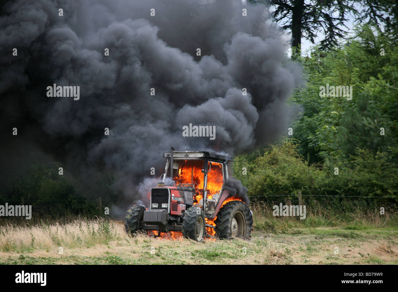 Bauernhof Traktor in Brand Stockfoto