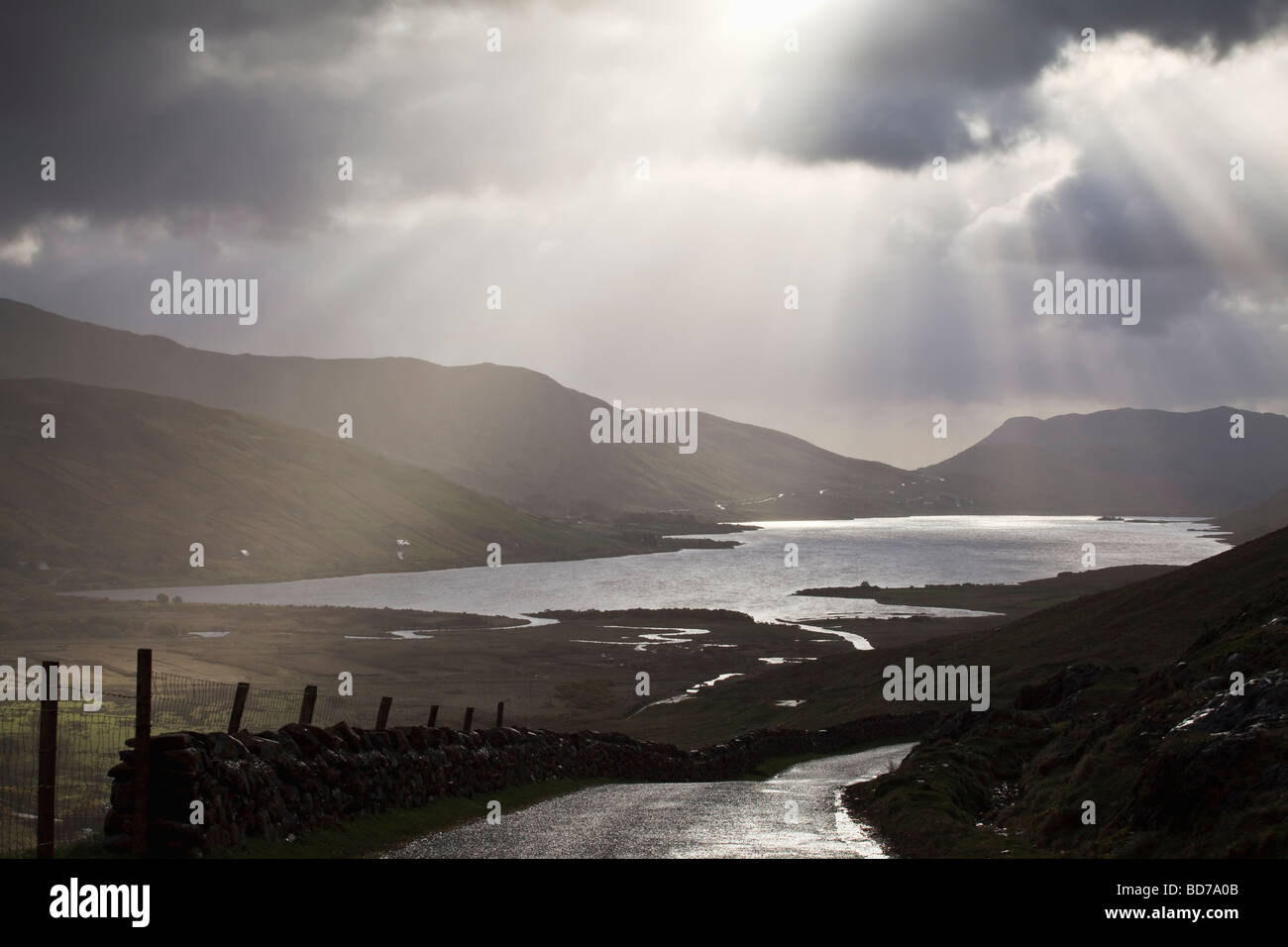 Dramatisches Licht über Lough Nafooey nahe am irischen County Galway County Mayo Stockfoto
