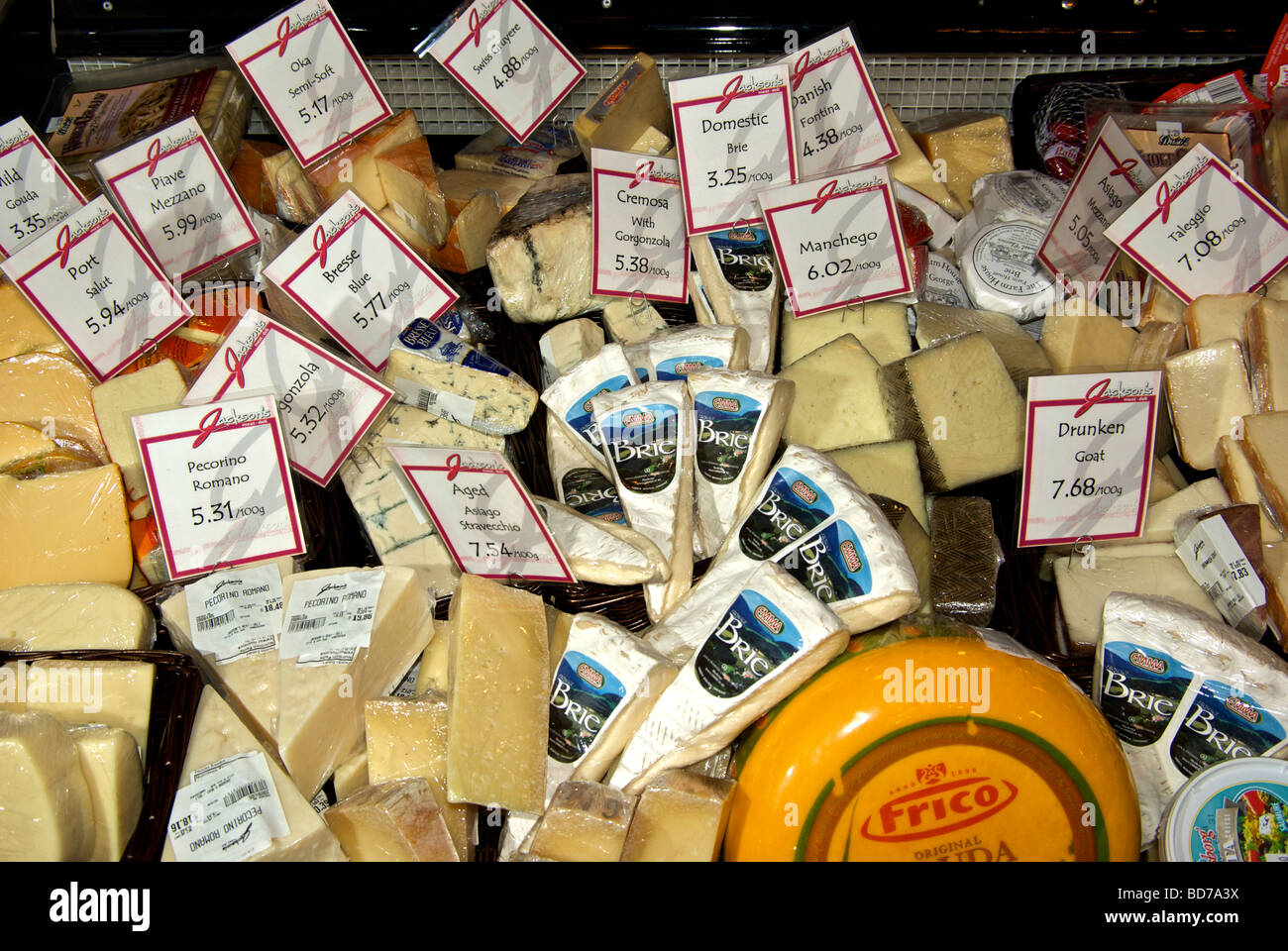 Feinkost Kühler Anzeige Edelstahlgehäuse mit sortierten Spezialität Käse importiert Stockfoto