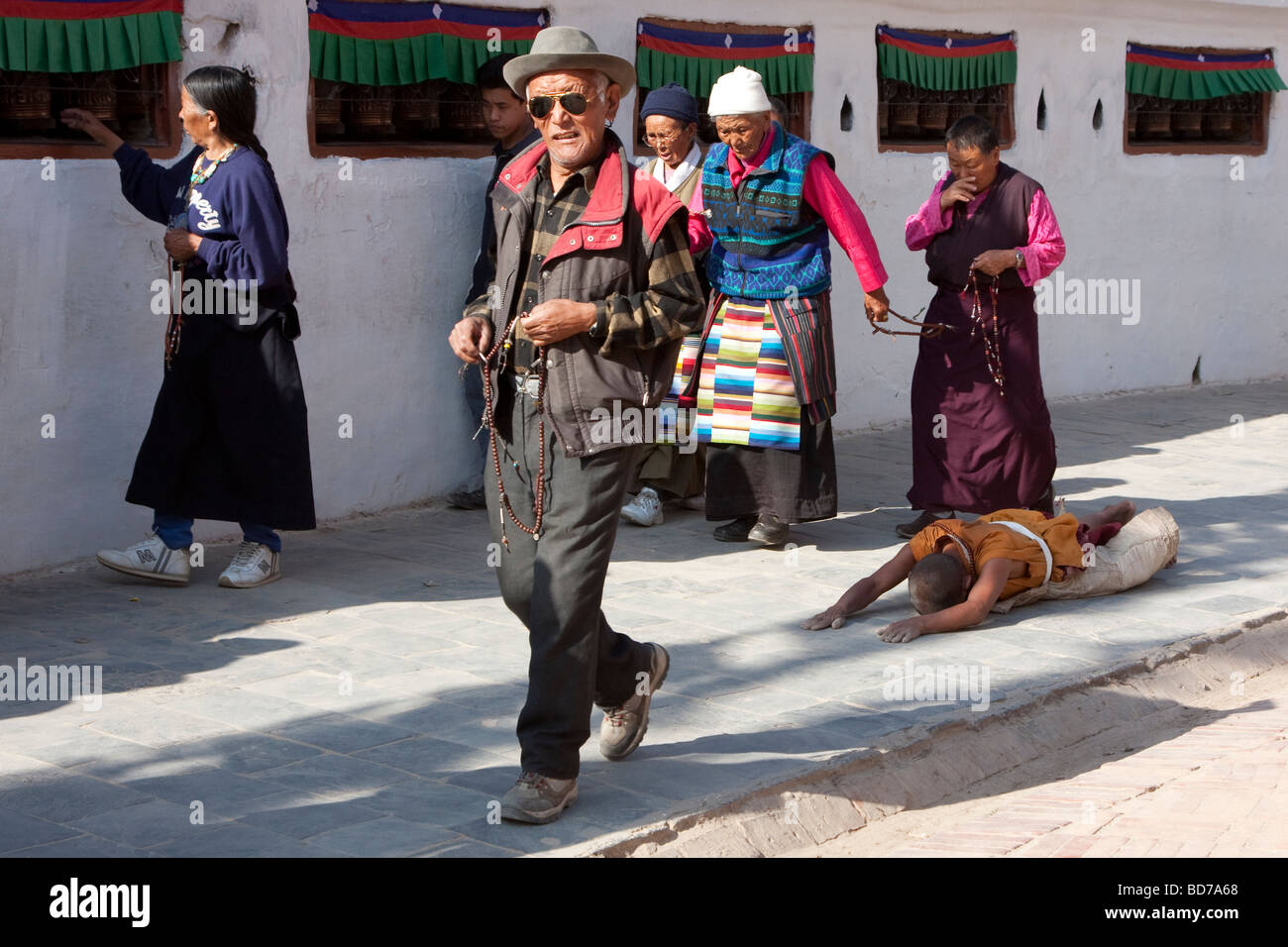 Bodhnath, Nepal.   Eine buddhistische Anhänger sucht Verdienst, Segen und Vergebung durch einkreisen der Stupas in einer Reihe von Niederwerfungen. Stockfoto