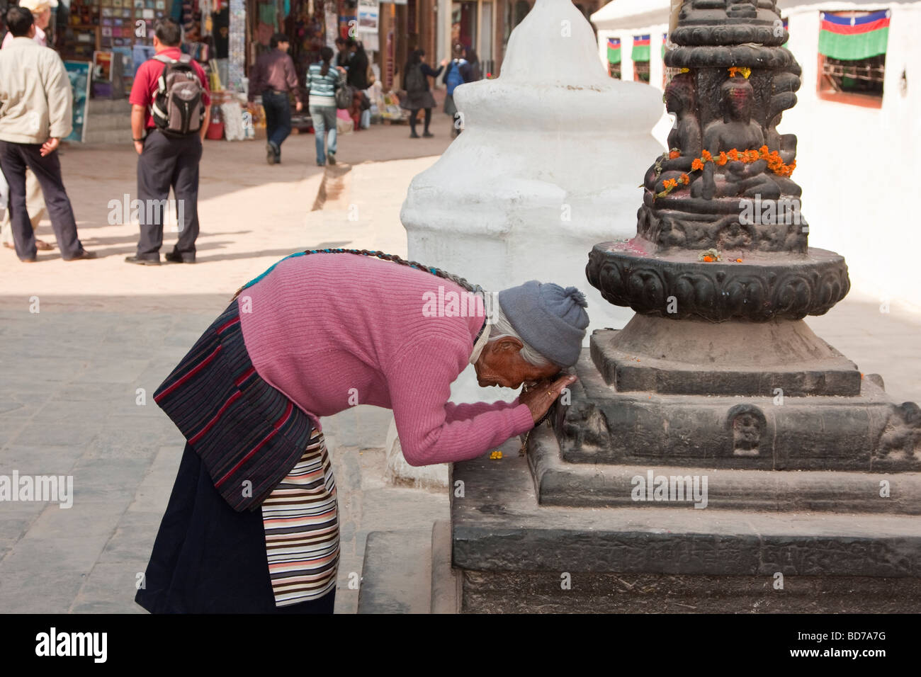 Bodhnath, Nepal.  Verehrer betet in einem Schrein an der Basis des Bodhnath Stupa, ein tibetisch-buddhistischen Stupa. Stockfoto