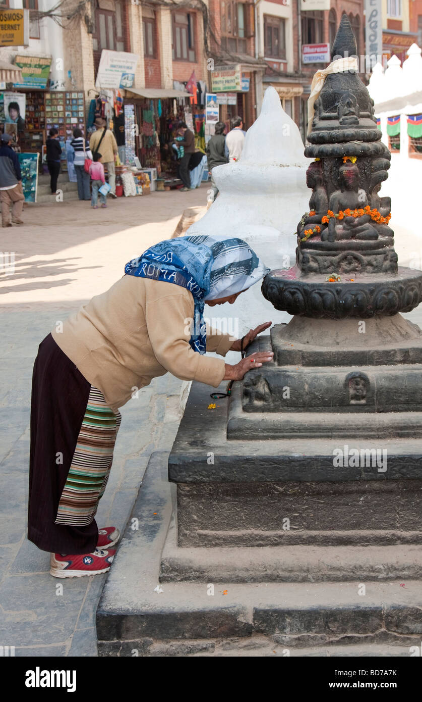 Bodhnath, Nepal.  Verehrer betet in einem Schrein an der Basis des Bodhnath Stupa, ein tibetisch-buddhistischen Stupa. Stockfoto