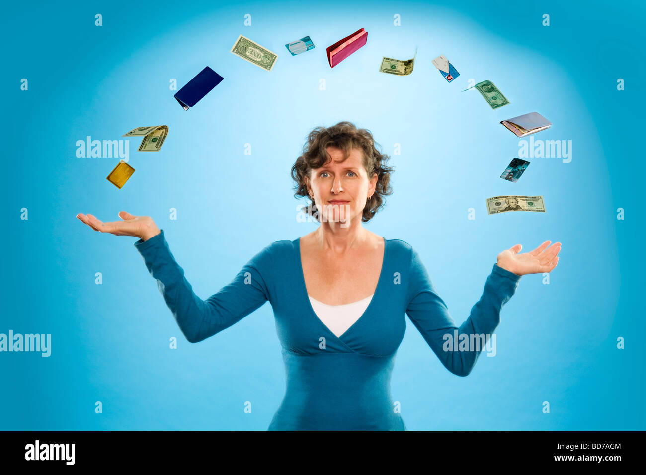 Frau jongliert Finanzpositionen Stockfoto