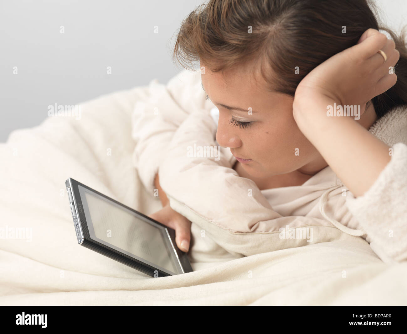 Frau mit Sony e-Book Reader Stockfoto