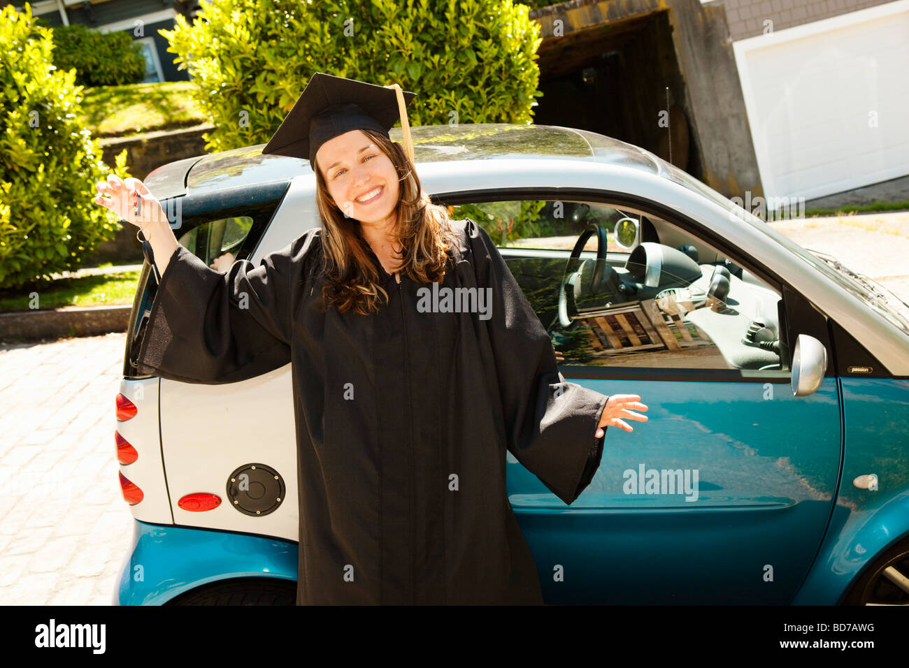 Frau in Mütze und Mantel mit smart Auto Stockfoto