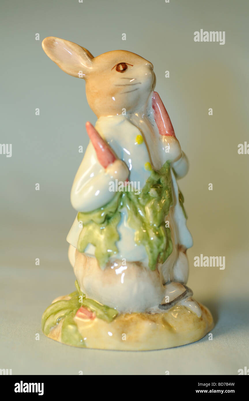 Peter aß Rettich - Beatrix Potter - Royal Doulton Peter Rabbit Sammlung Figur Stockfoto