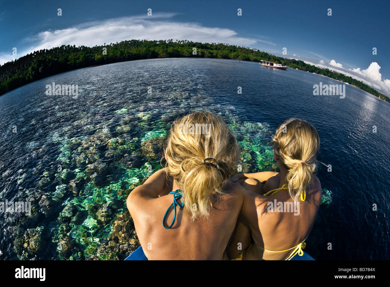 Indonesien Sulawesi Manado Bunaken Insel Bunaken Manado Tua Marine National Park fisheye Blick auf zwei Mädchen sitzen auf Boot Stockfoto