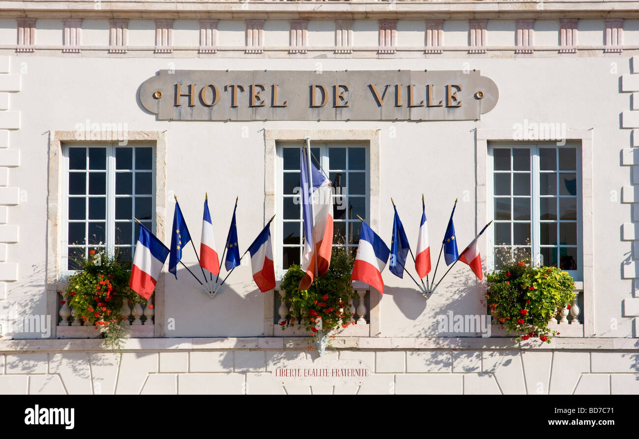 Französische und europäische Union Flaggen auf ein Rathaus-Fassade Nuits Saint Georges Burgund Frankreich Stockfoto