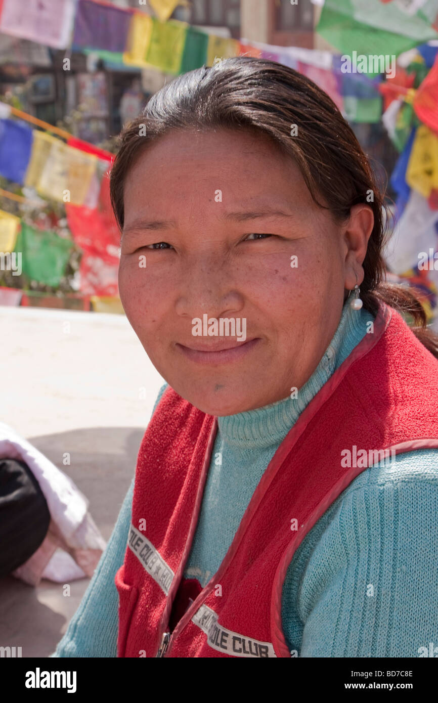 Bodhnath, Nepal.  Tibetische Frau Besucher an die buddhistische Stupa Bodhnath. Stockfoto