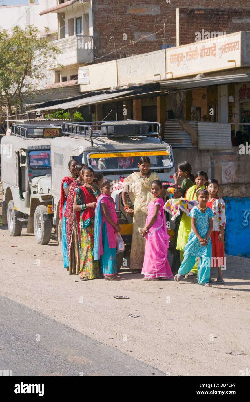 Indischer Verkehr, warten auf Jeep-Taxi, Saris, Young Girls gehen in die Schule mit Lehrer, Narsbad, Rajasthan, Indien Stockfoto