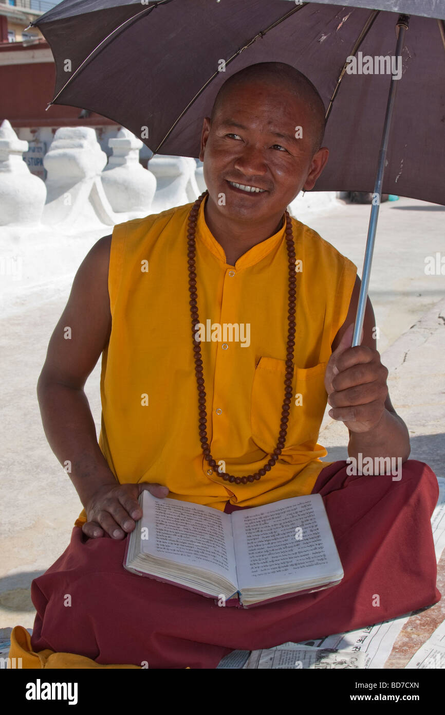 Bodhnath, Nepal.  Buddhistischer Mönch an die buddhistische Stupa Bodhnath. Stockfoto