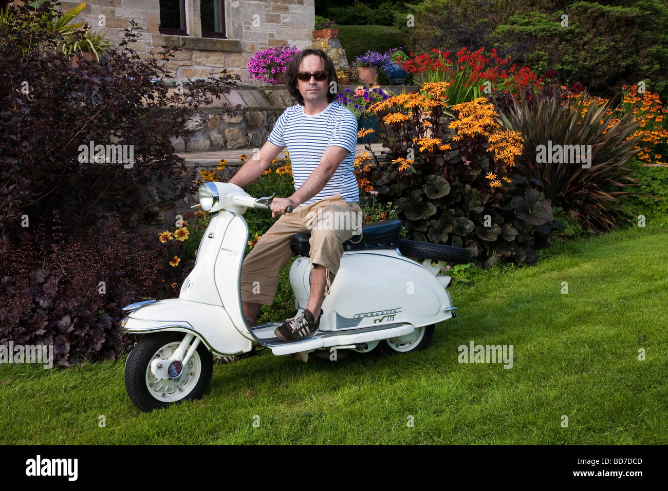 Mann auf Lambretta Roller Stockfoto