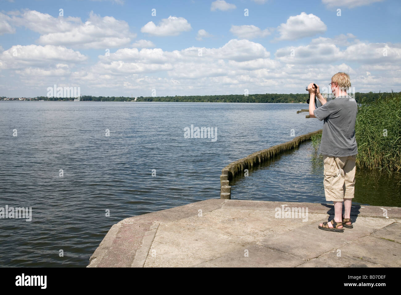 Mann, die Landschaft mit Digitalkamera fotografieren Stockfoto