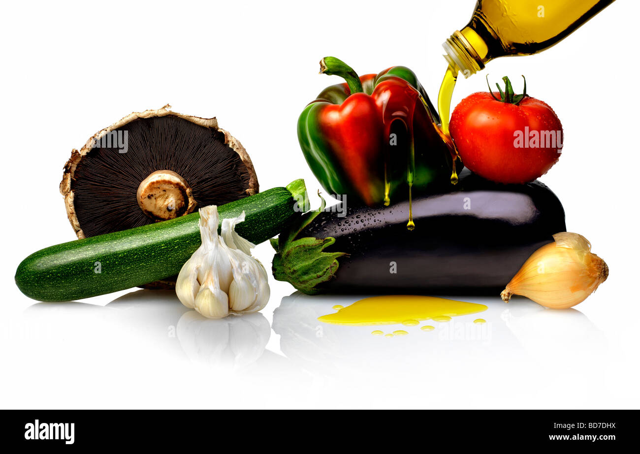Gemüse mit Olivenöl darüber gießen. Stockfoto