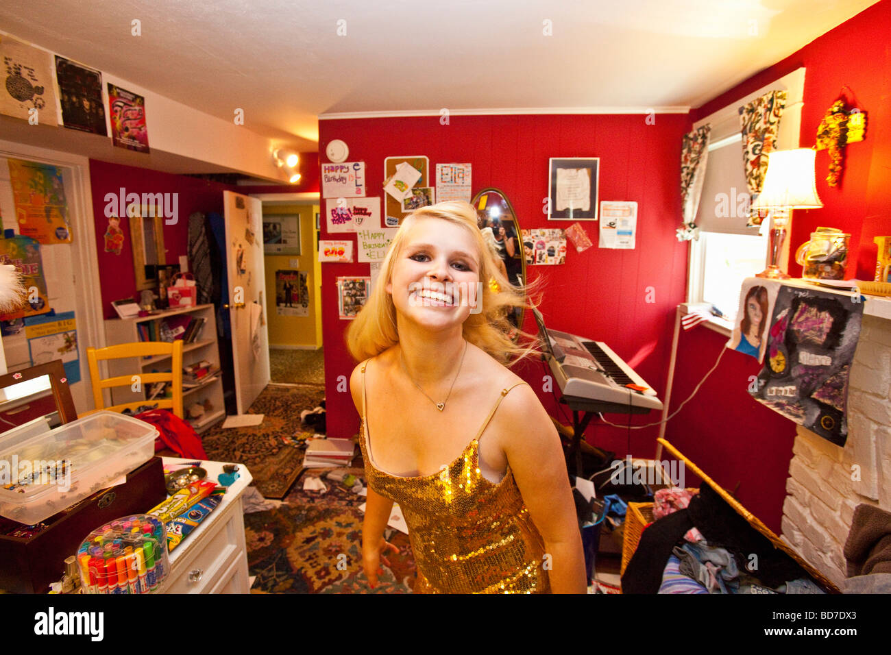 Teenager-Mädchen verkleiden in unordentlichen Zimmer Stockfoto